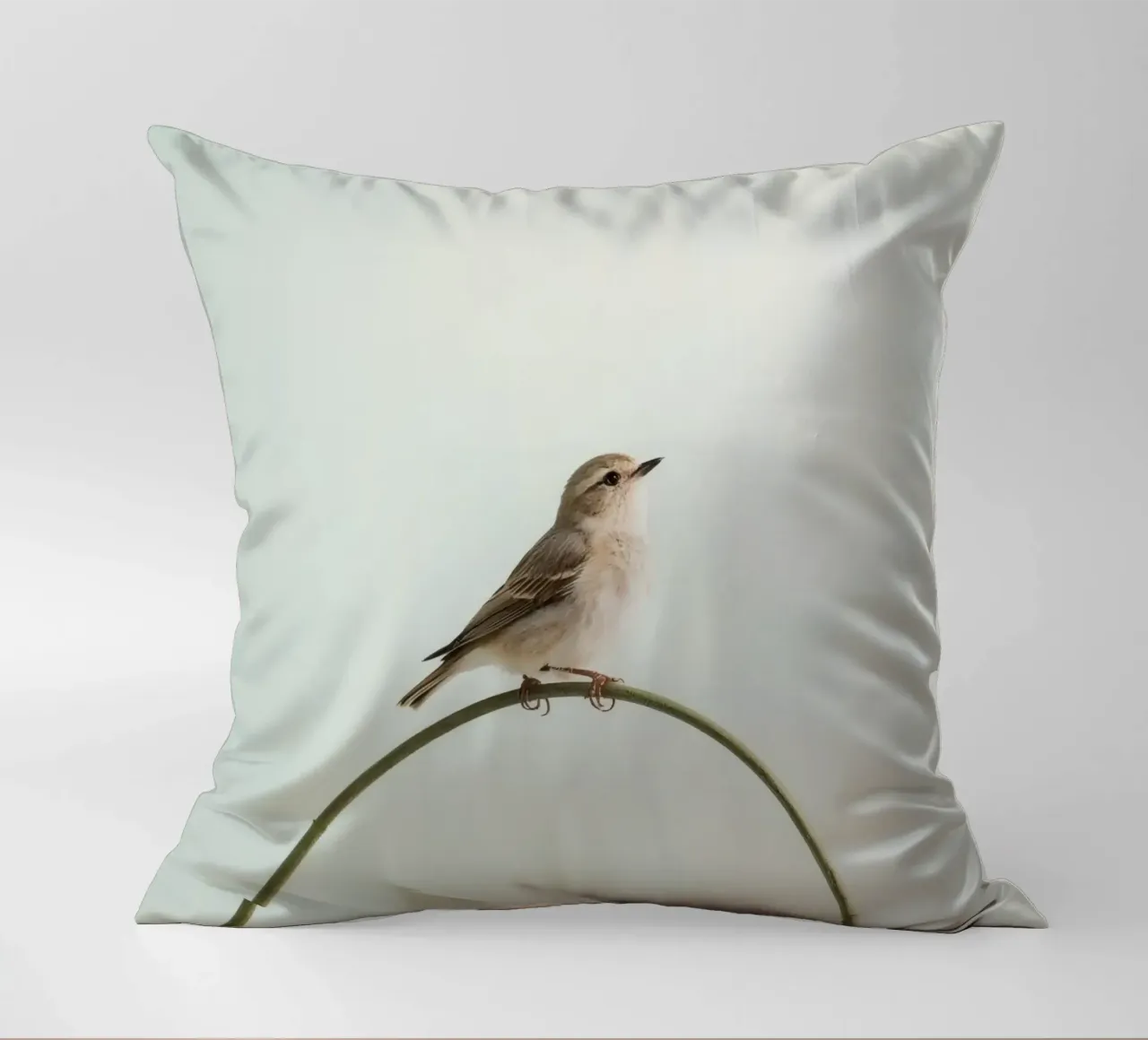 Vogel auf einem gebogenen Ast Kissen von DesignDoodle