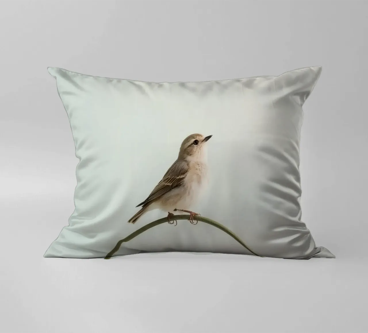 Vogel auf einem gebogenen Ast Kissen von DesignDoodle