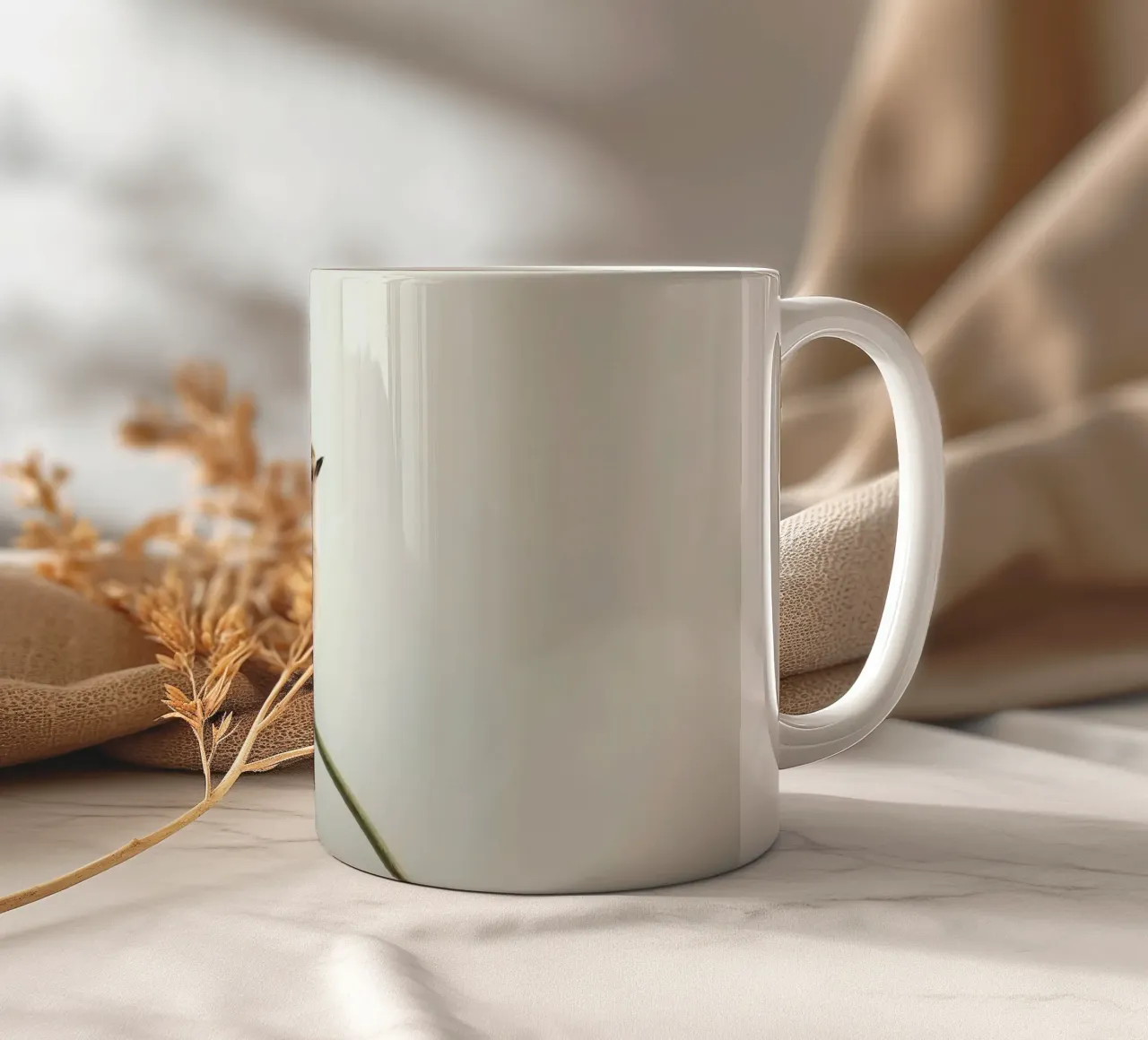 Uccello appollaiato su un ramo curvo tazza in ceramica da DesignDoodle