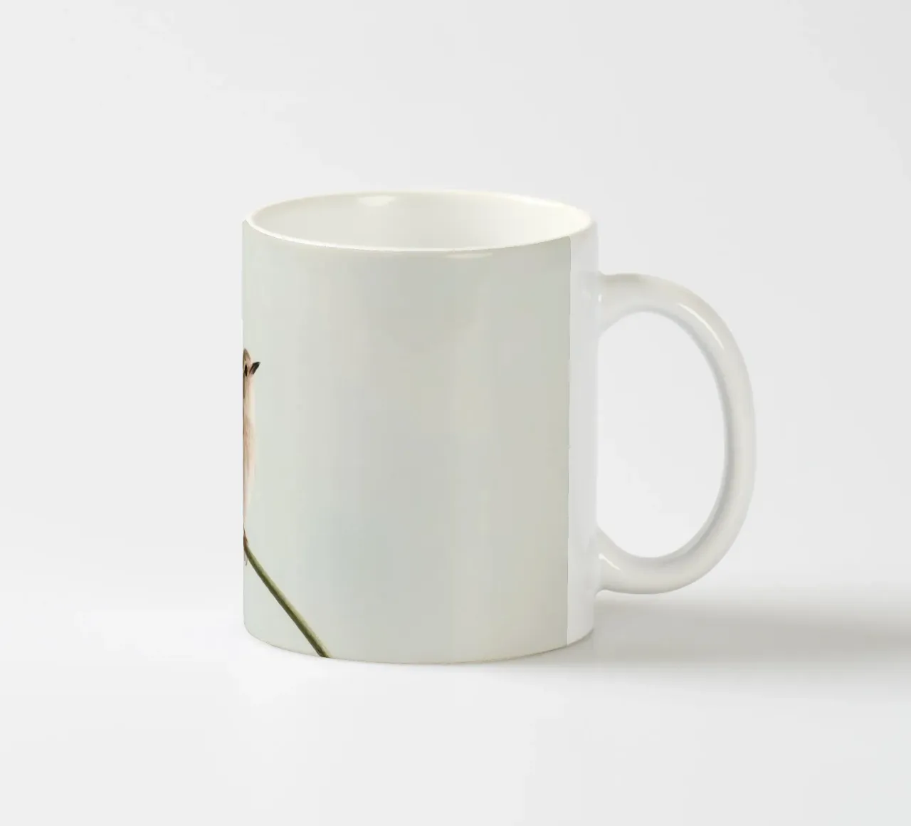 Uccello appollaiato su un ramo curvo tazza in ceramica da DesignDoodle