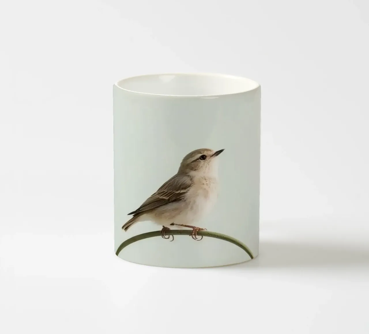 Uccello appollaiato su un ramo curvo tazza in ceramica da DesignDoodle