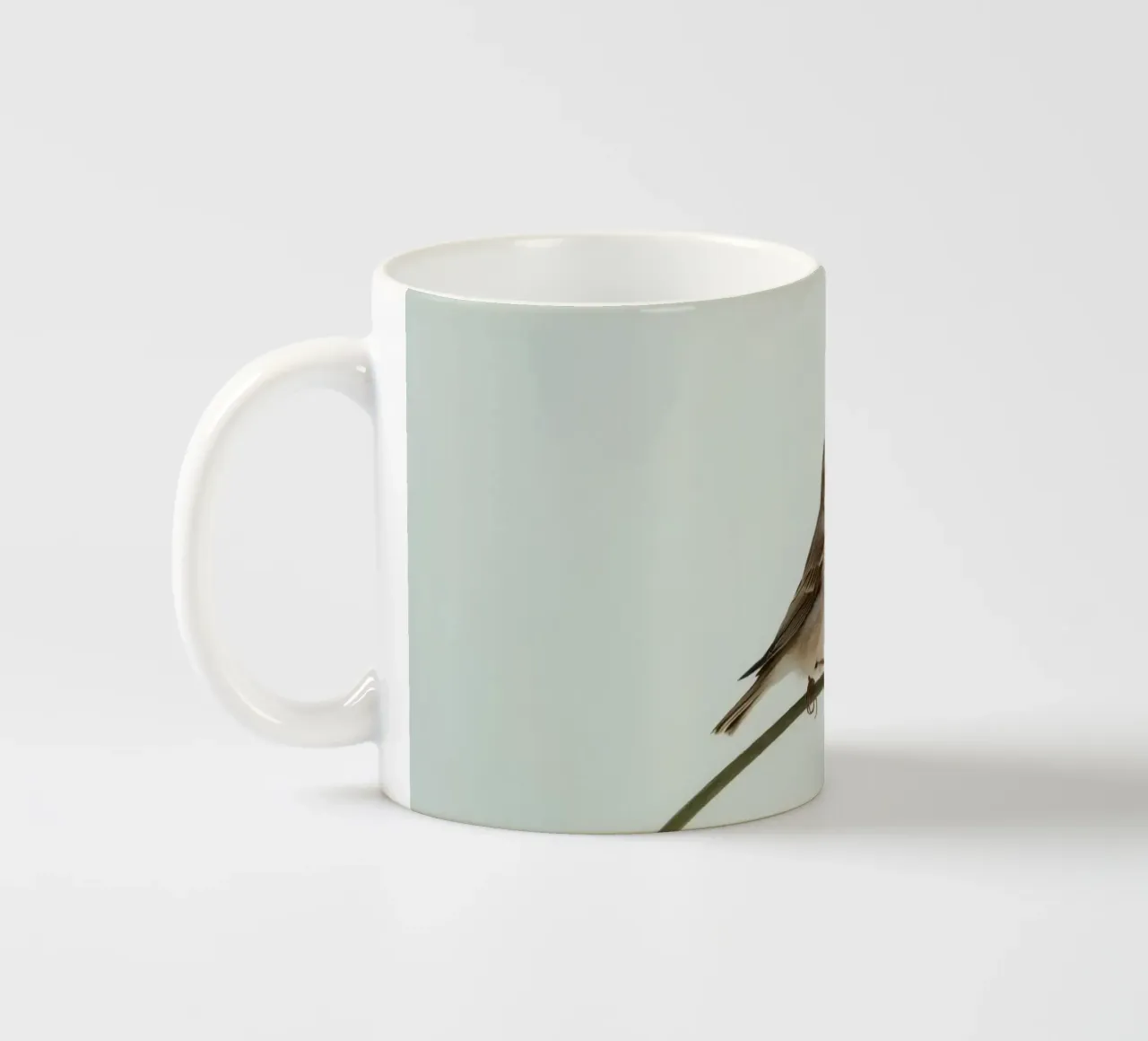 Uccello appollaiato su un ramo curvo tazza in ceramica da DesignDoodle
