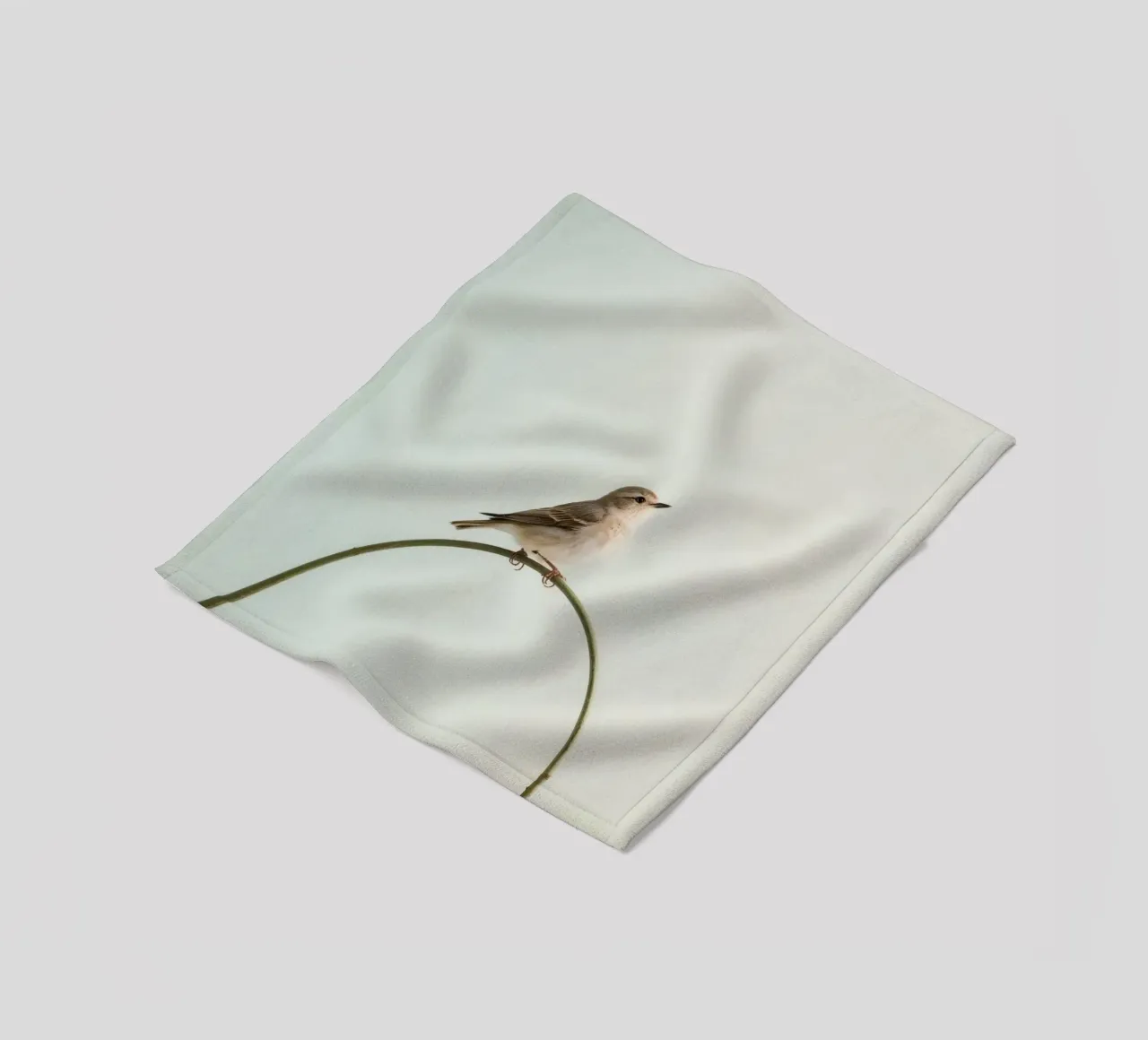 Uccello appollaiato su un ramo curvo coperta in pile da DesignDoodle