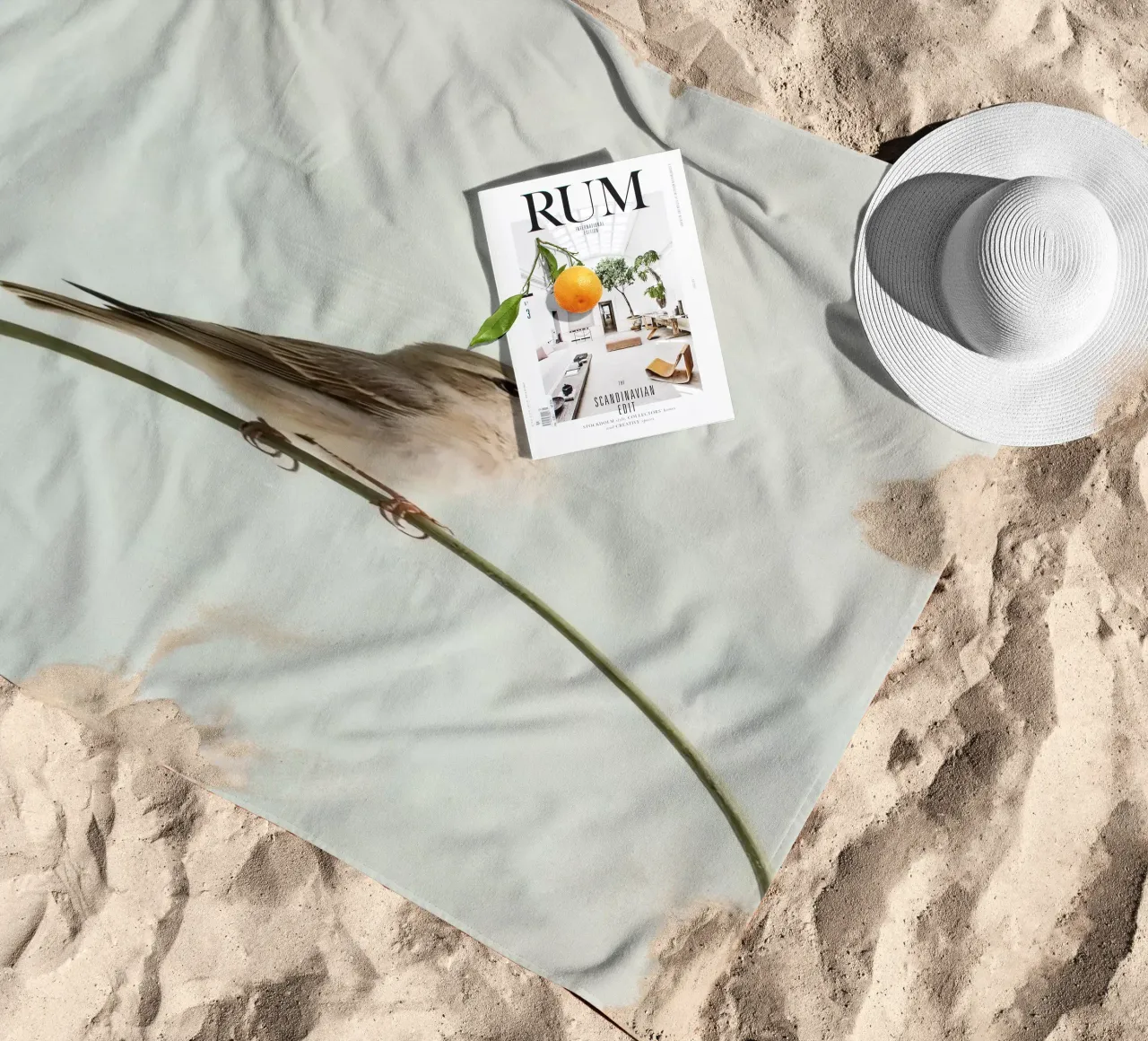 Uccello appollaiato su un ramo curvo telo mare da DesignDoodle
