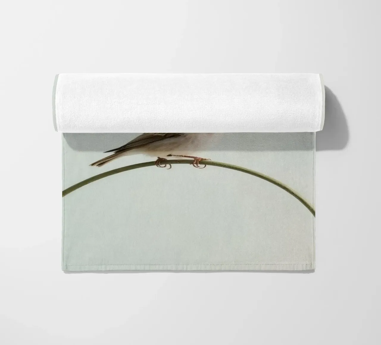 Uccello appollaiato su un ramo curvo telo mare da DesignDoodle