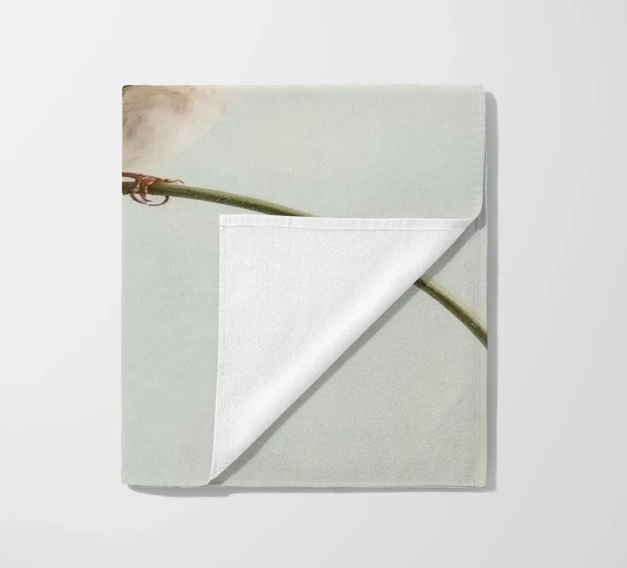 Uccello appollaiato su un ramo curvo telo mare da DesignDoodle