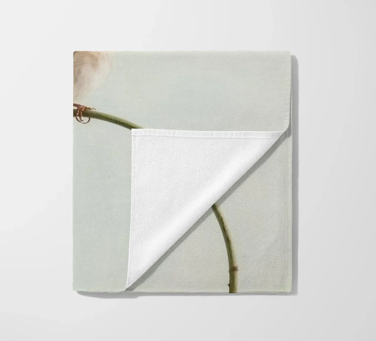 Uccello appollaiato su un ramo curvo telo mare da DesignDoodle