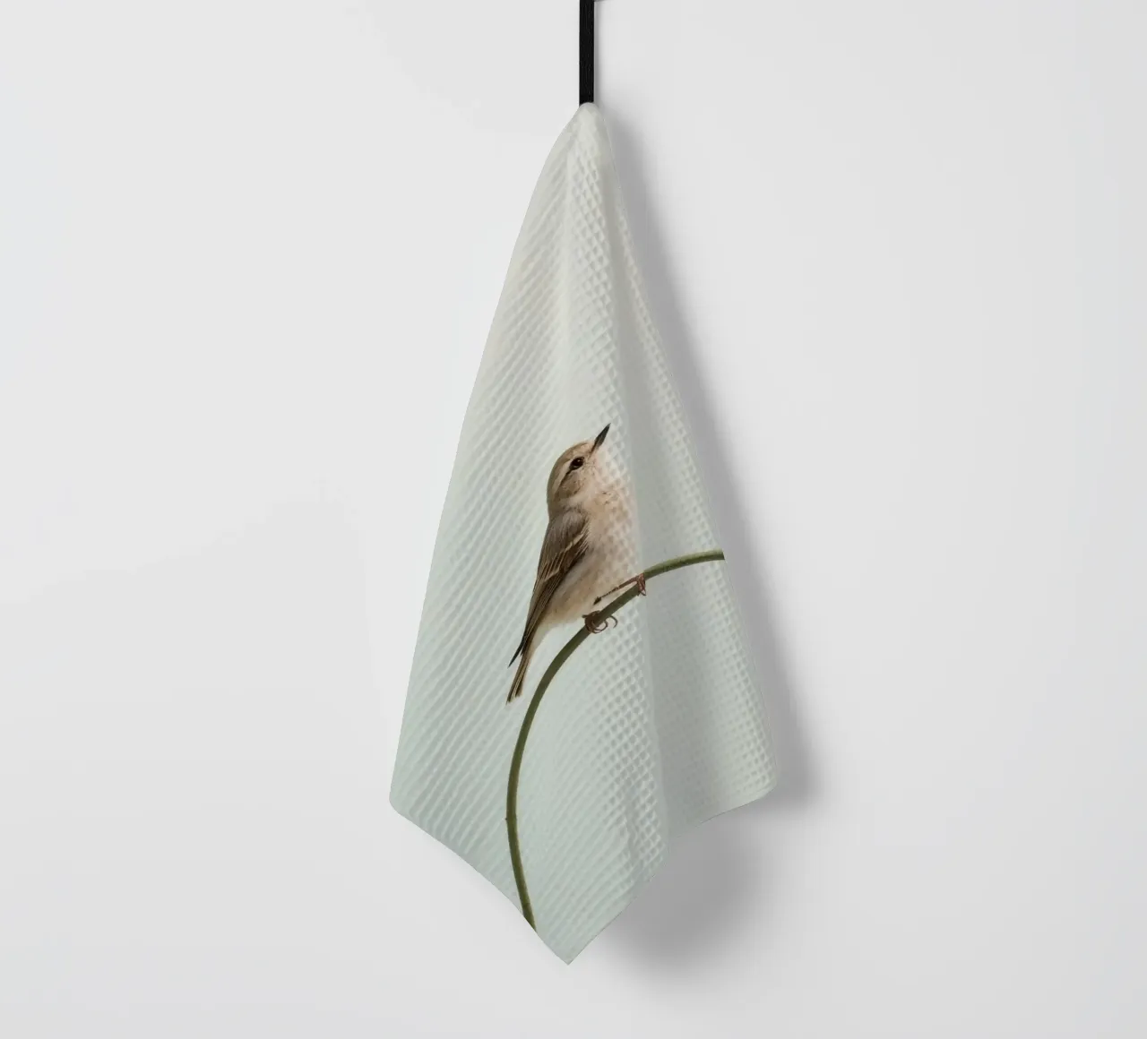 Uccello appollaiato su un ramo curvo canovaccio da cucina da DesignDoodle