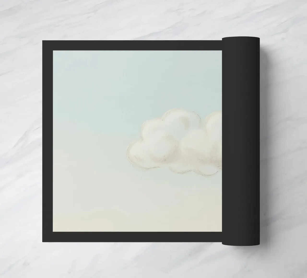 Una soffice nuvola bianca alla deriva in un cielo limpido sopra una terra serena zerbino da DesignDoodle