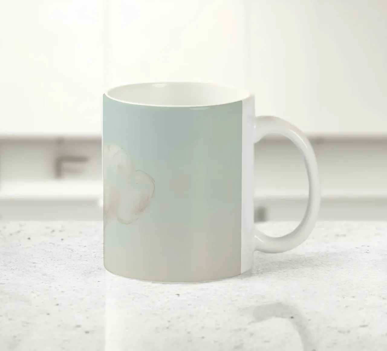 Una soffice nuvola bianca alla deriva in un cielo limpido sopra una terra serena tazza in ceramica da DesignDoodle
