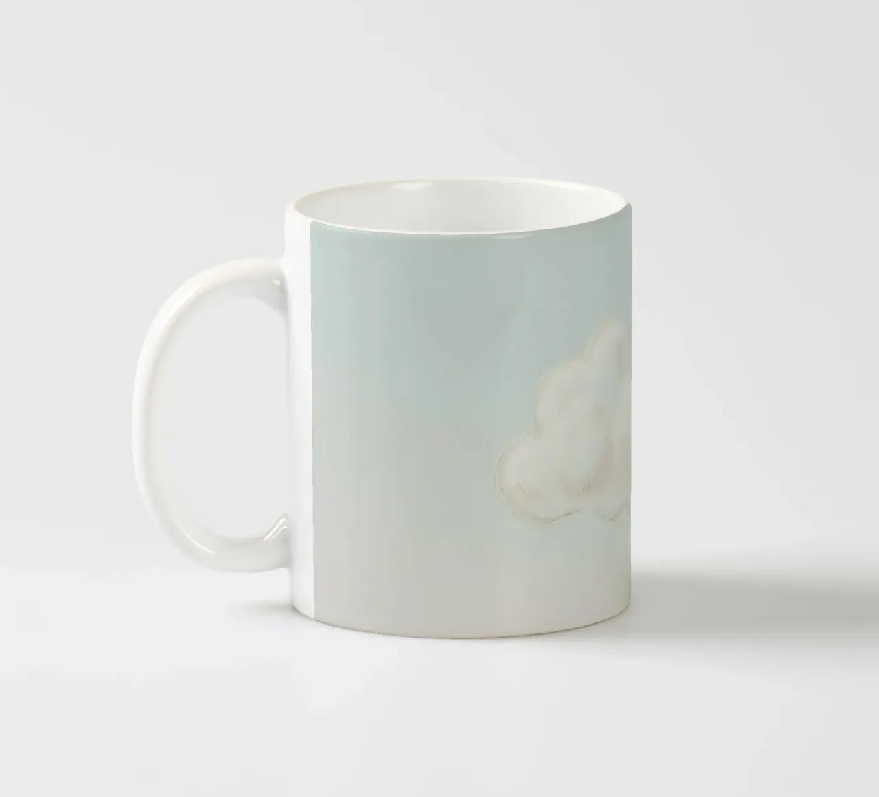 Una soffice nuvola bianca alla deriva in un cielo limpido sopra una terra serena tazza in ceramica da DesignDoodle