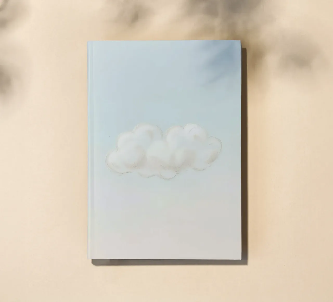 Una soffice nuvola bianca alla deriva in un cielo limpido sopra una terra serena diario da DesignDoodle