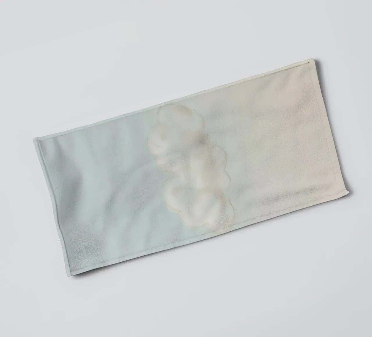 Una soffice nuvola bianca alla deriva in un cielo limpido sopra una terra serena asciugamano da bagno da DesignDoodle