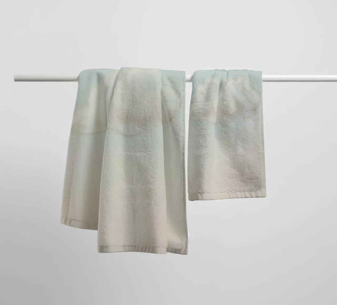 Una soffice nuvola bianca alla deriva in un cielo limpido sopra una terra serena asciugamano da bagno da DesignDoodle