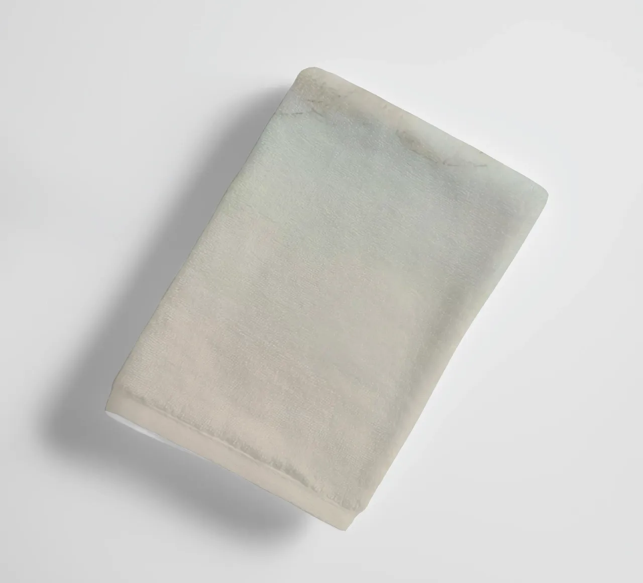 Una soffice nuvola bianca alla deriva in un cielo limpido sopra una terra serena asciugamano da bagno da DesignDoodle