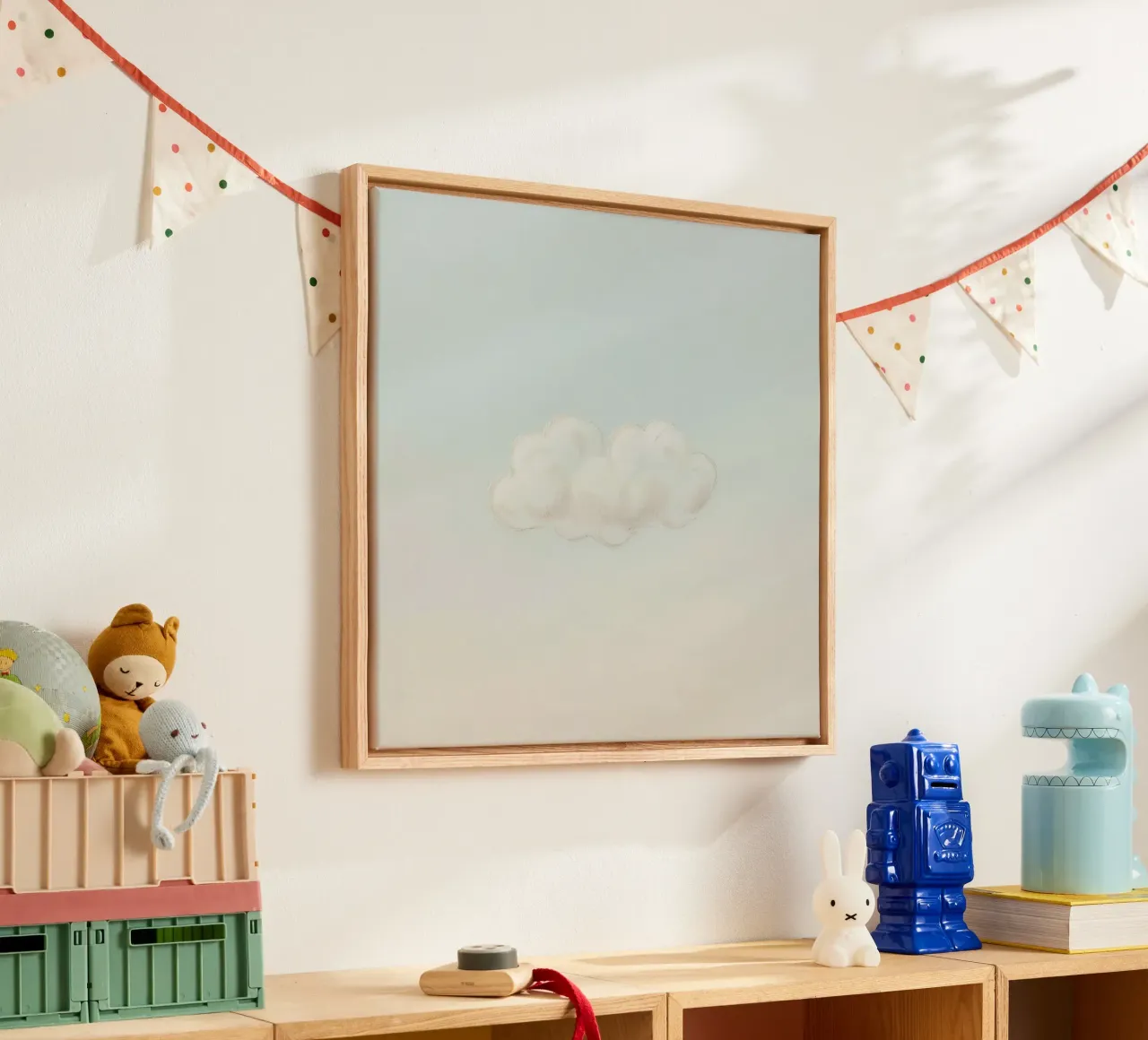 Una soffice nuvola bianca alla deriva in un cielo limpido sopra una terra serena tela da DesignDoodle