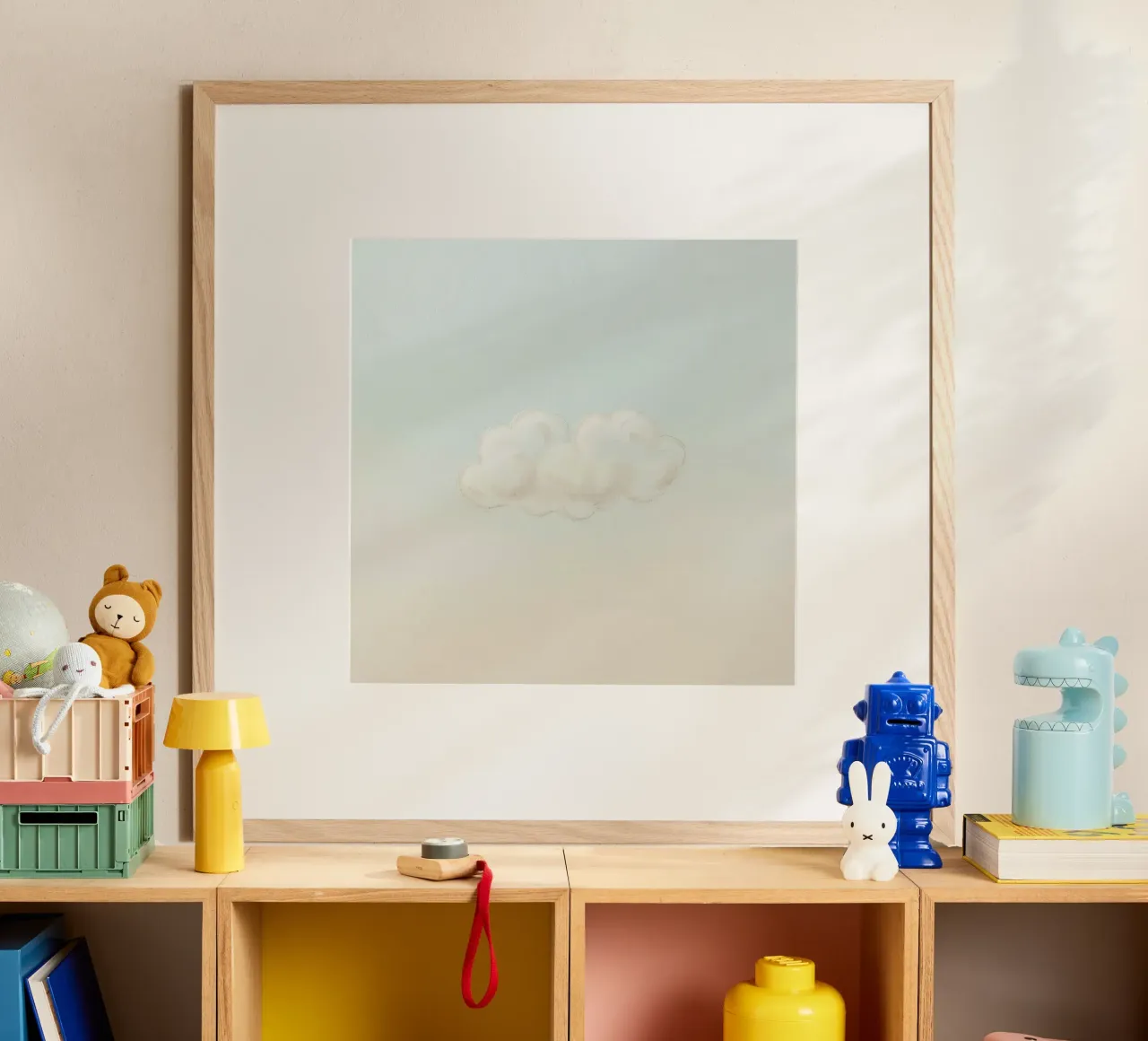 Una soffice nuvola bianca alla deriva in un cielo limpido sopra una terra serena carta hahnemühle da DesignDoodle
