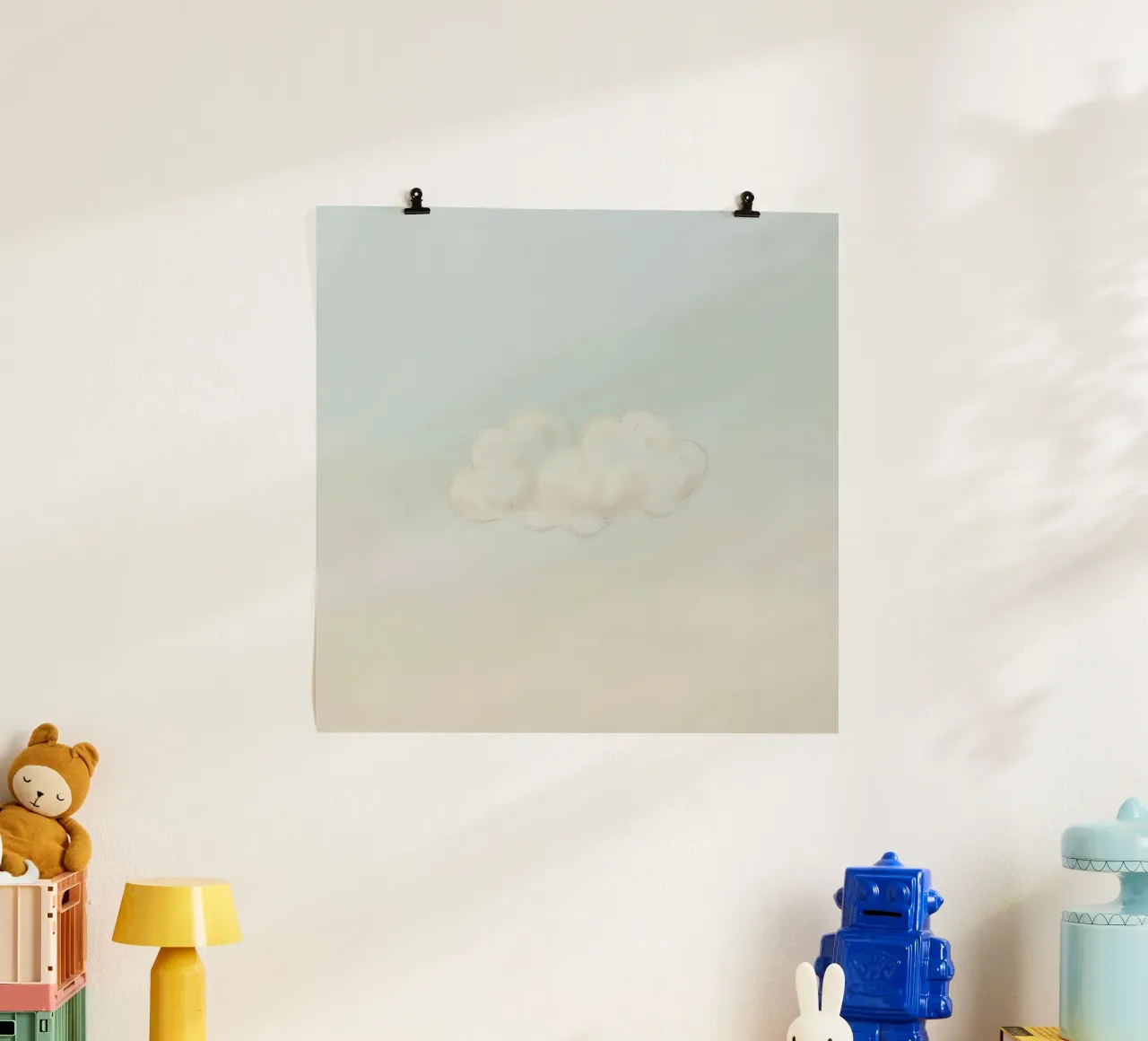 Una soffice nuvola bianca alla deriva in un cielo limpido sopra una terra serena carta hahnemühle da DesignDoodle