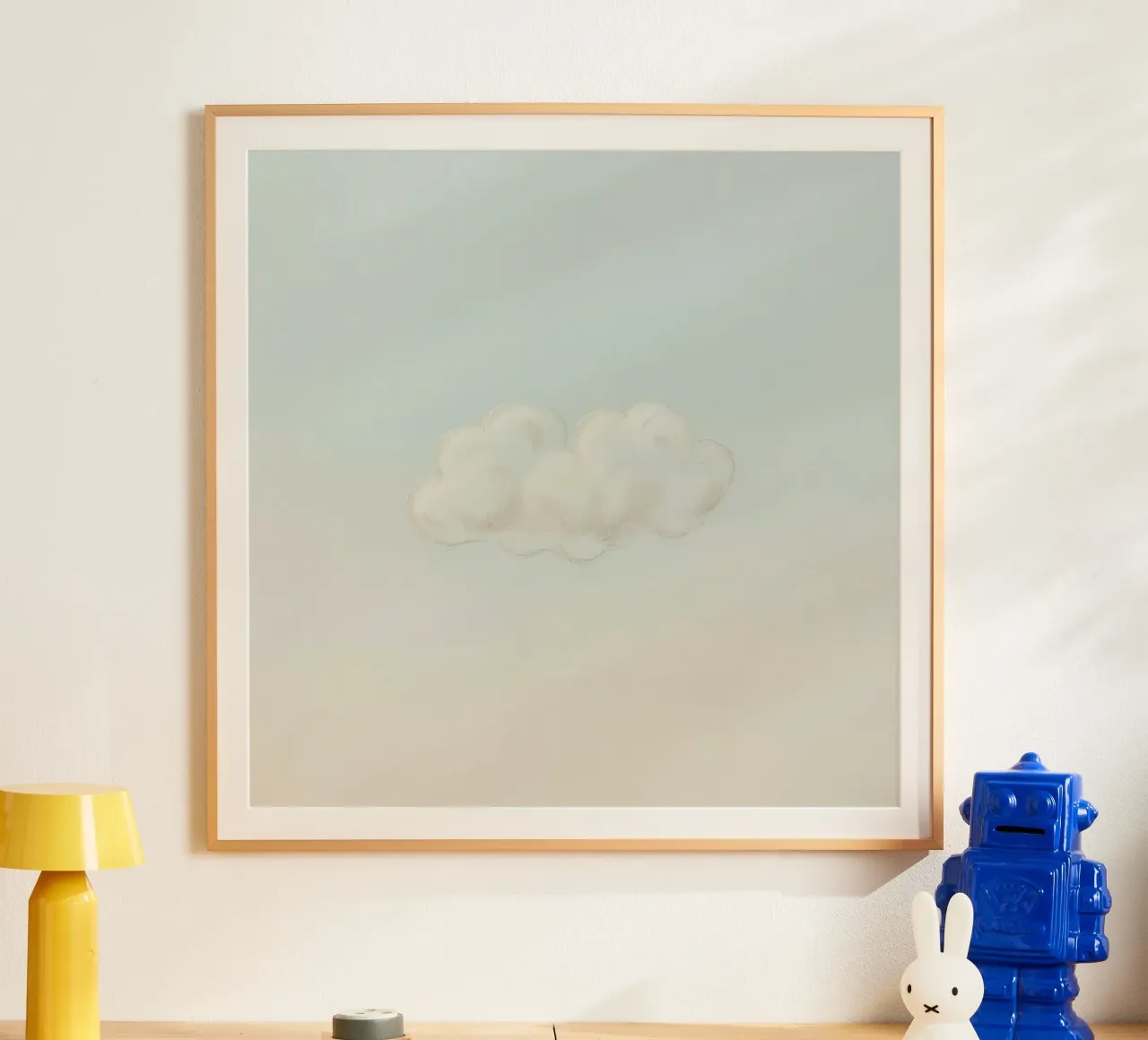 Una soffice nuvola bianca alla deriva in un cielo limpido sopra una terra serena carta hahnemühle da DesignDoodle