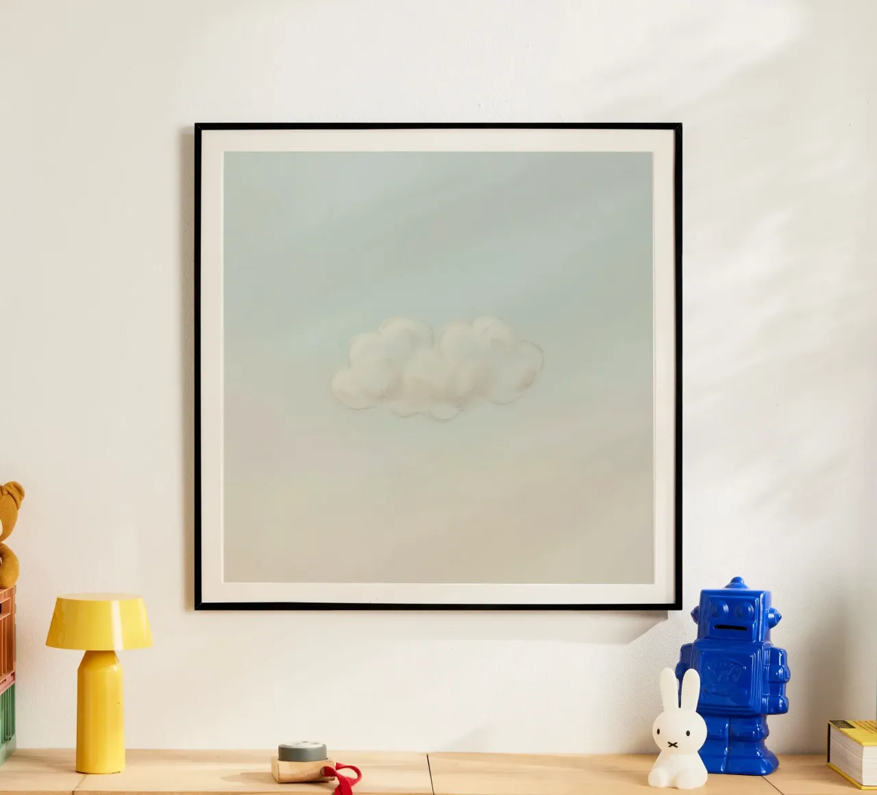 Una soffice nuvola bianca alla deriva in un cielo limpido sopra una terra serena carta hahnemühle da DesignDoodle