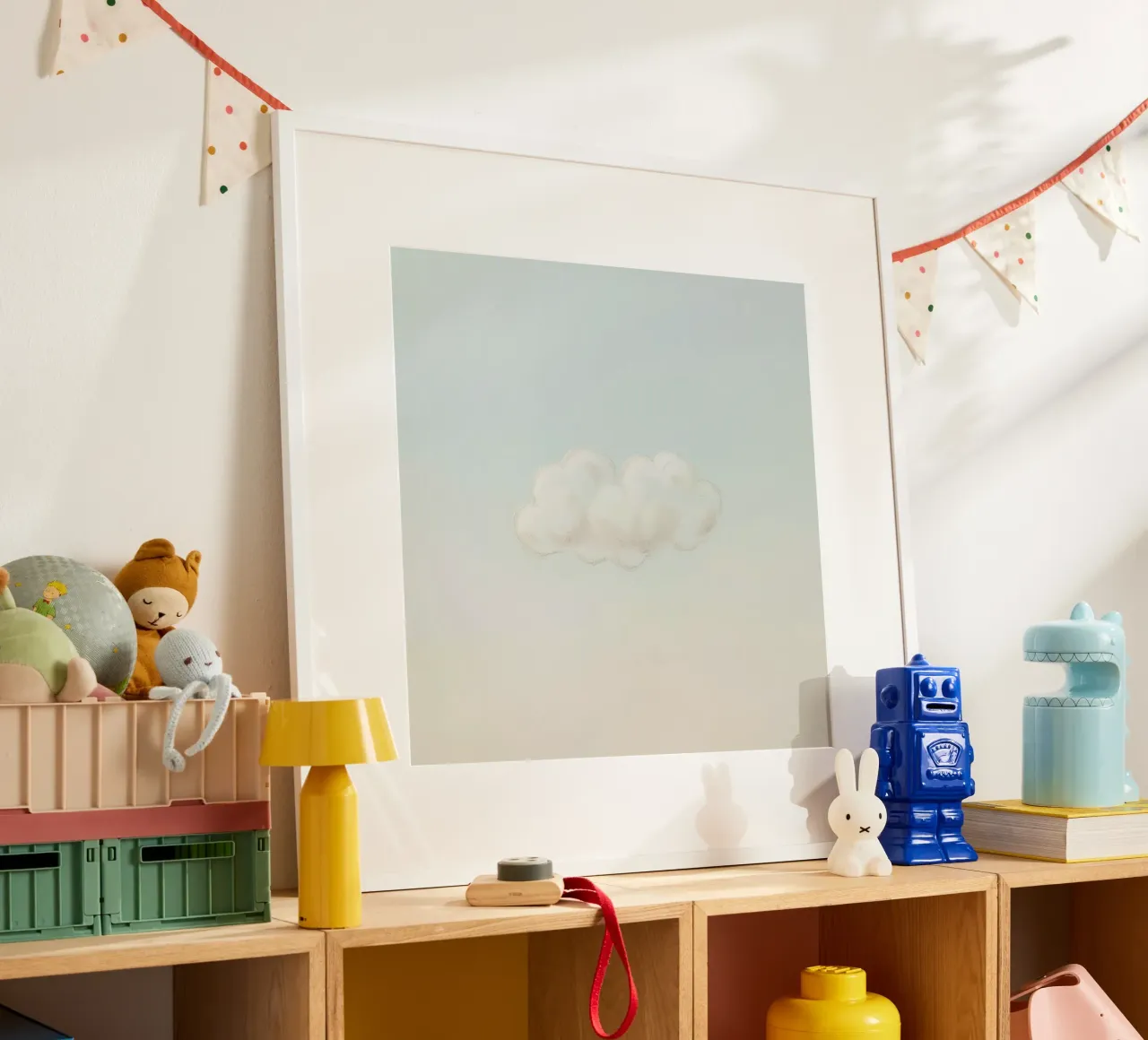 Una soffice nuvola bianca alla deriva in un cielo limpido sopra una terra serena carta hahnemühle da DesignDoodle