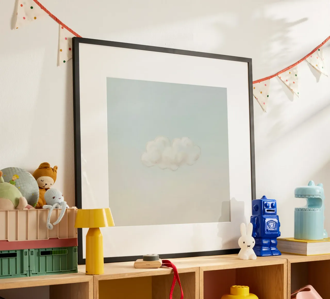 Una soffice nuvola bianca alla deriva in un cielo limpido sopra una terra serena carta hahnemühle da DesignDoodle