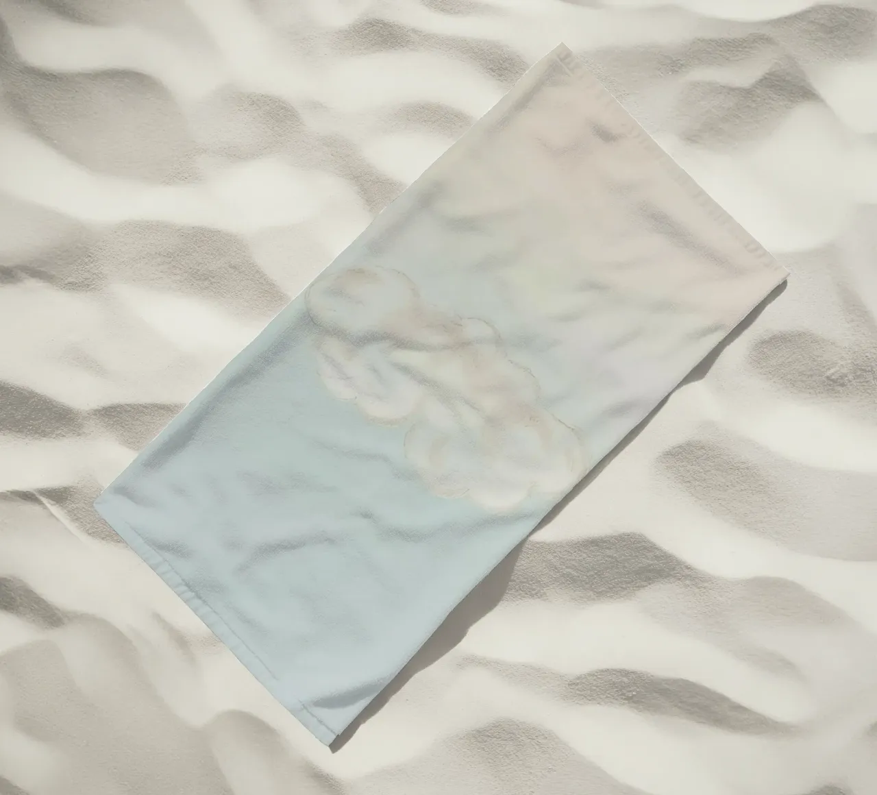 Una soffice nuvola bianca alla deriva in un cielo limpido sopra una terra serena telo mare da DesignDoodle