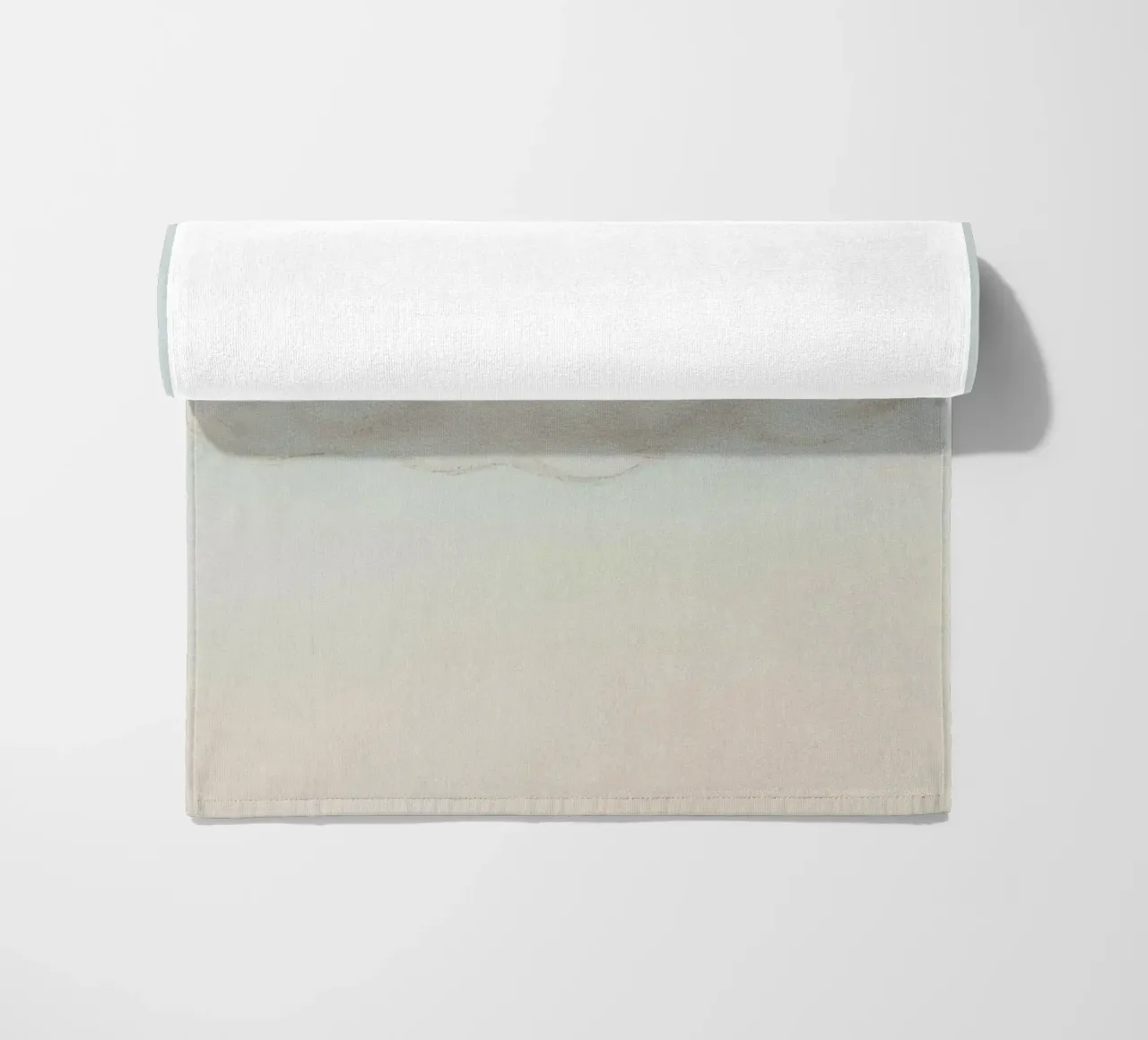 Una soffice nuvola bianca alla deriva in un cielo limpido sopra una terra serena telo mare da DesignDoodle