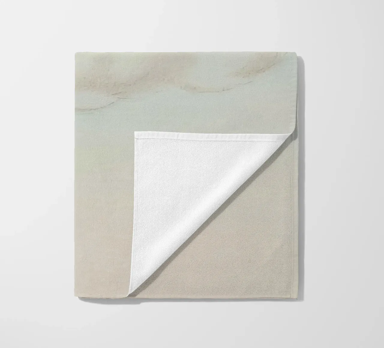 Una soffice nuvola bianca alla deriva in un cielo limpido sopra una terra serena telo mare da DesignDoodle