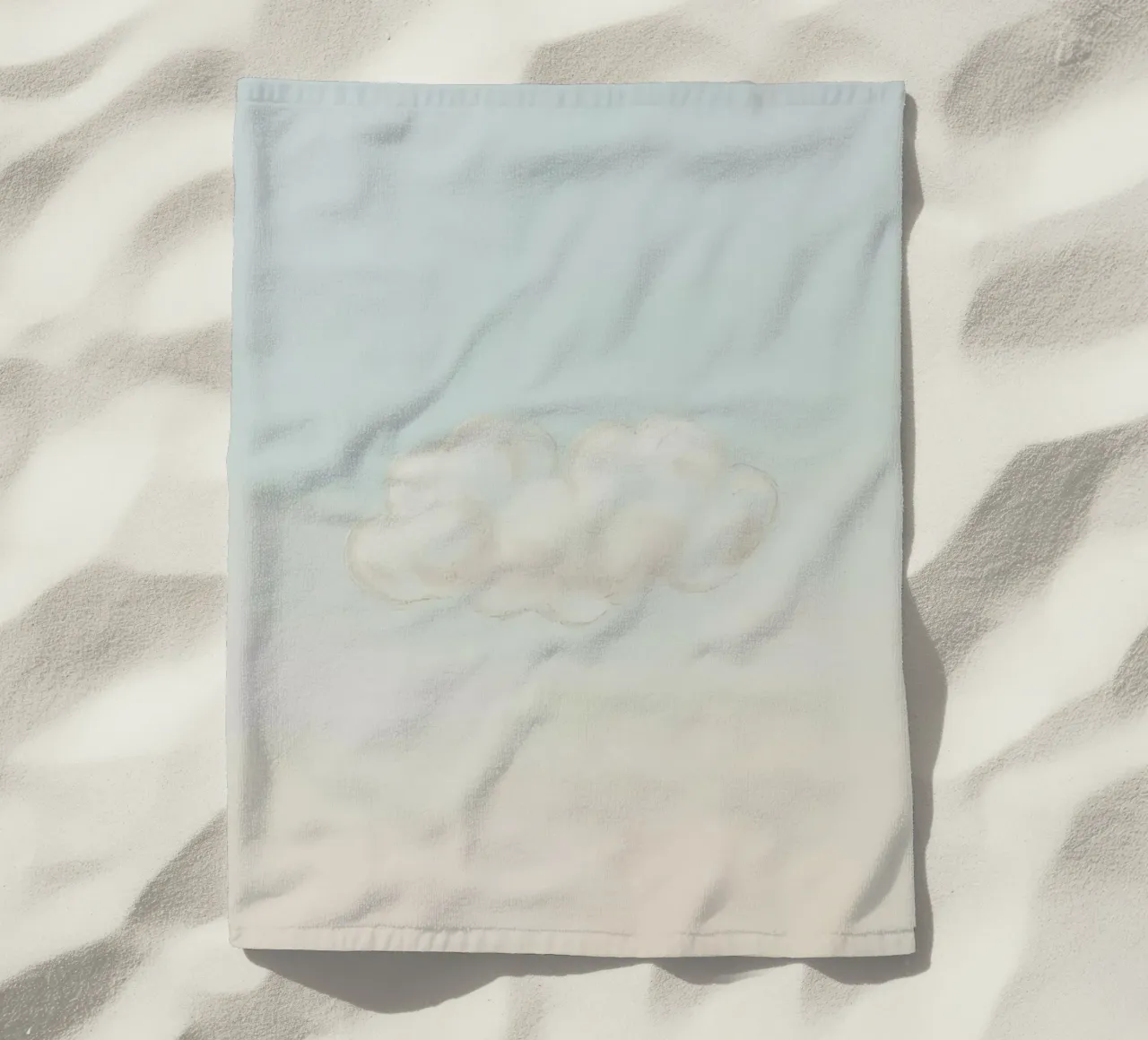 Una soffice nuvola bianca alla deriva in un cielo limpido sopra una terra serena telo mare da DesignDoodle