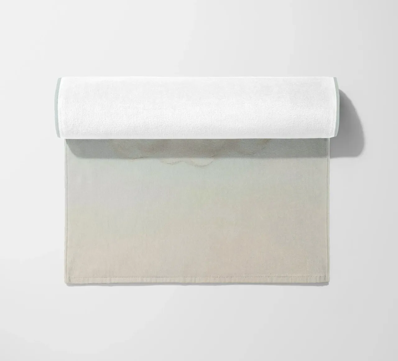 Una soffice nuvola bianca alla deriva in un cielo limpido sopra una terra serena telo mare da DesignDoodle
