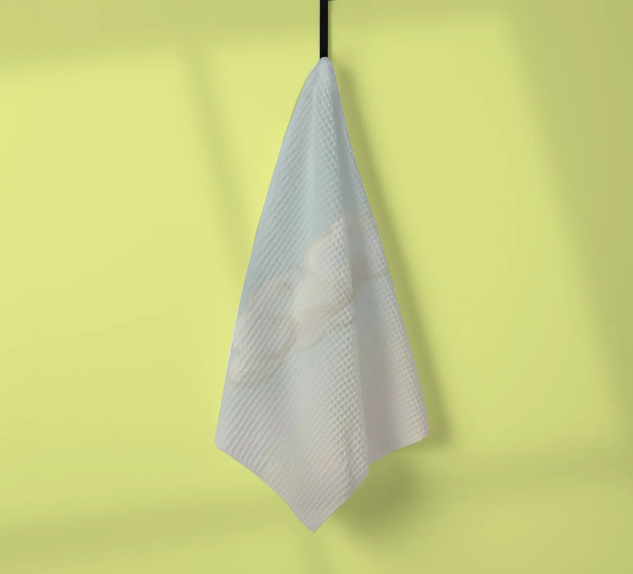 Una soffice nuvola bianca alla deriva in un cielo limpido sopra una terra serena canovaccio da cucina da DesignDoodle