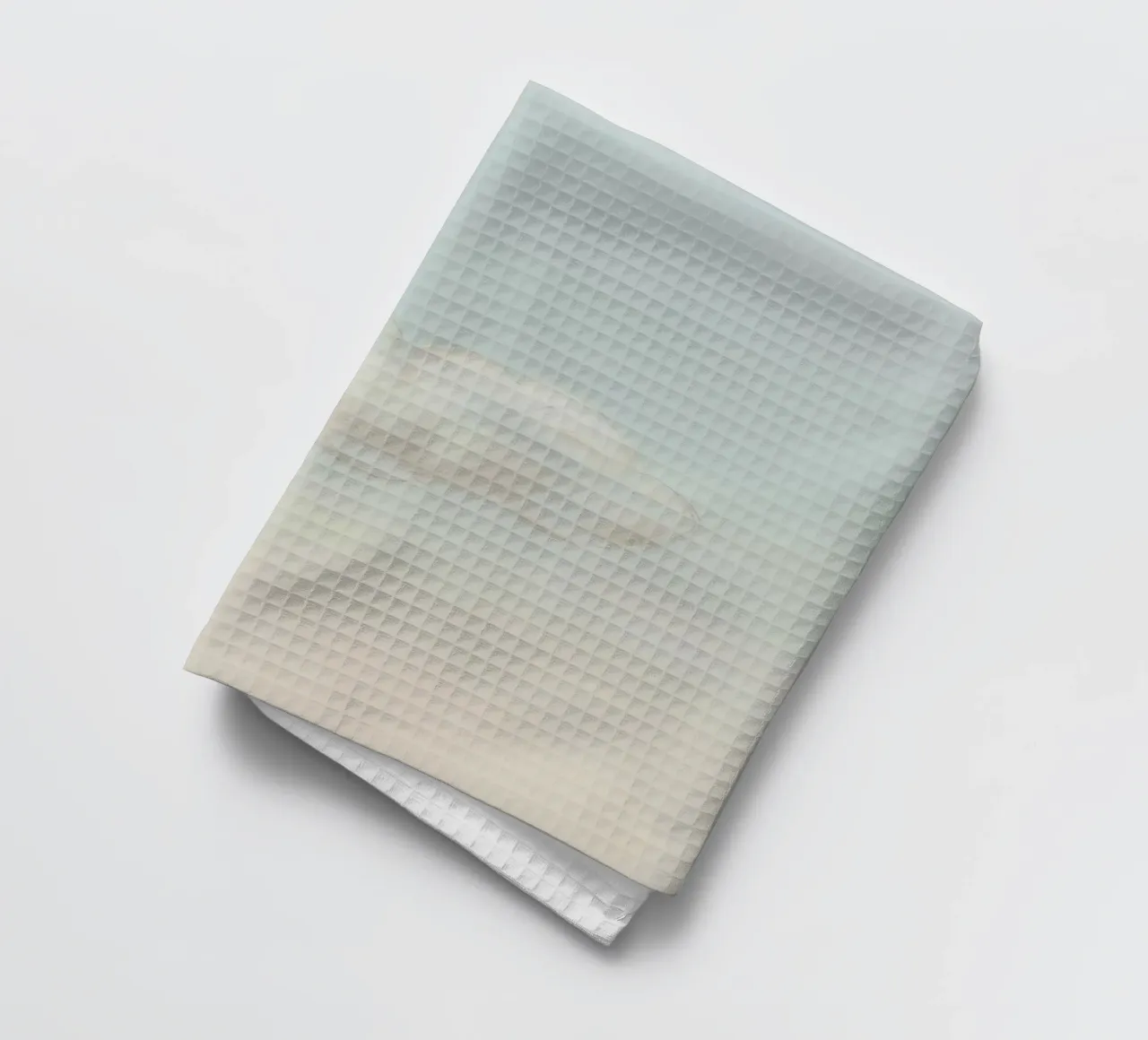 Una soffice nuvola bianca alla deriva in un cielo limpido sopra una terra serena canovaccio da cucina da DesignDoodle