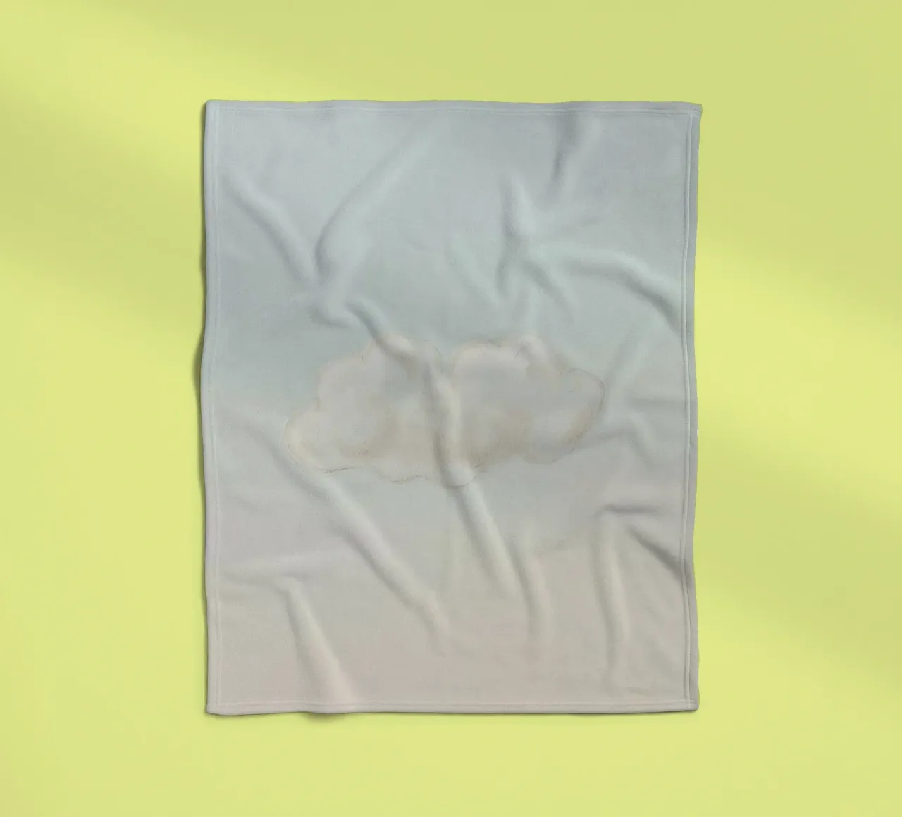 Una soffice nuvola bianca alla deriva in un cielo limpido sopra una terra serena coperta in pile da DesignDoodle