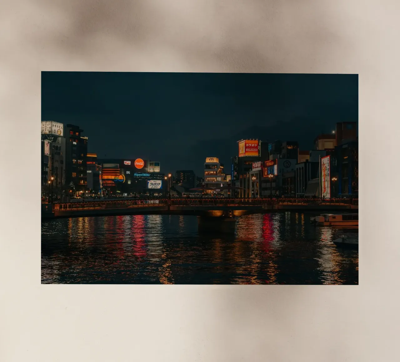 Skyline di Fukuoka di notte, Giappone pellicola backlit da Marcel Bisig