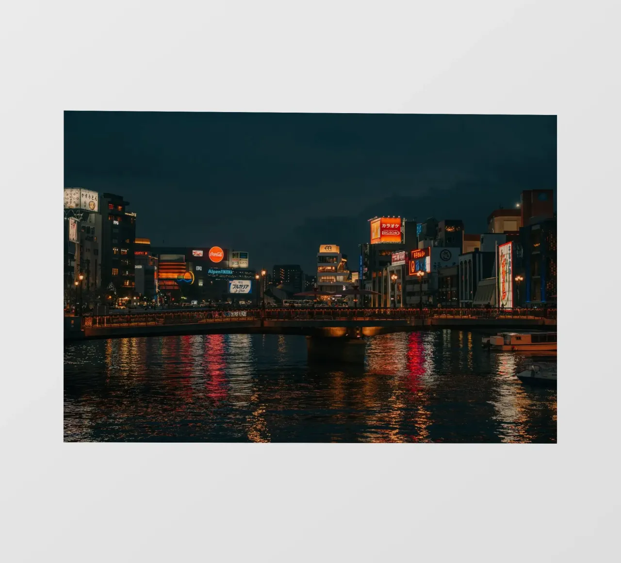 Skyline di Fukuoka di notte, Giappone pellicola backlit da Marcel Bisig