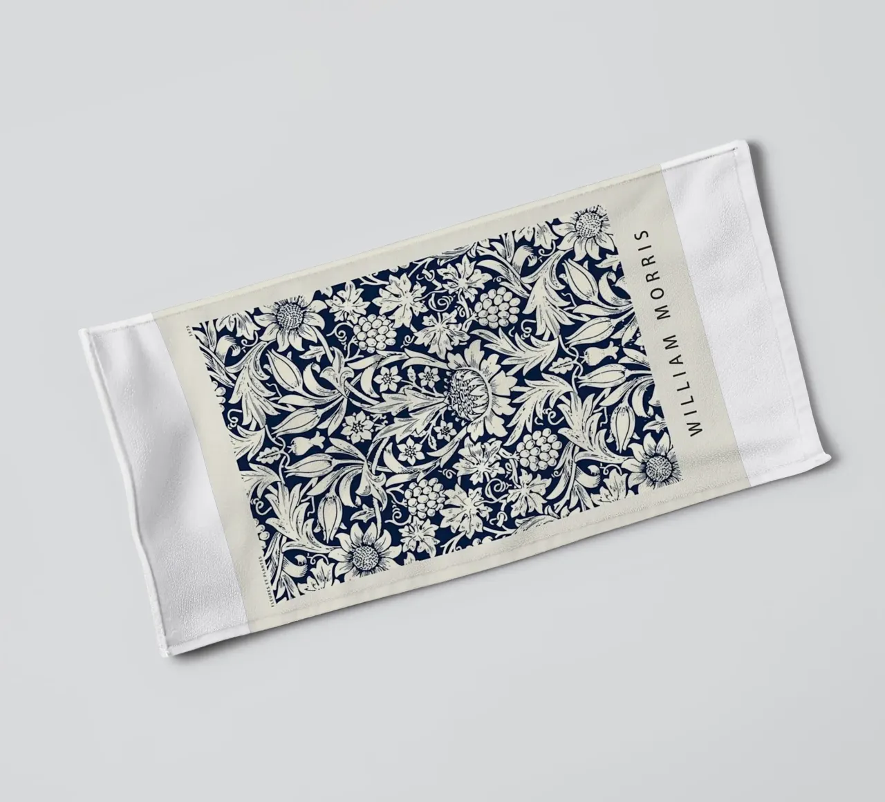 tulipani e fogliame rigoglioso asciugamano da bagno da Ropech Shop