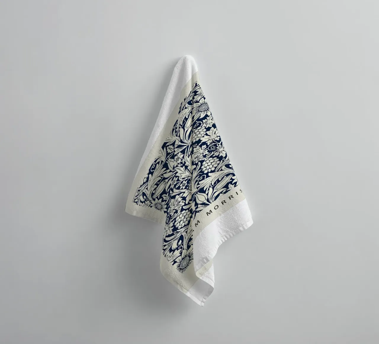 tulipani e fogliame rigoglioso asciugamano da bagno da Ropech Shop