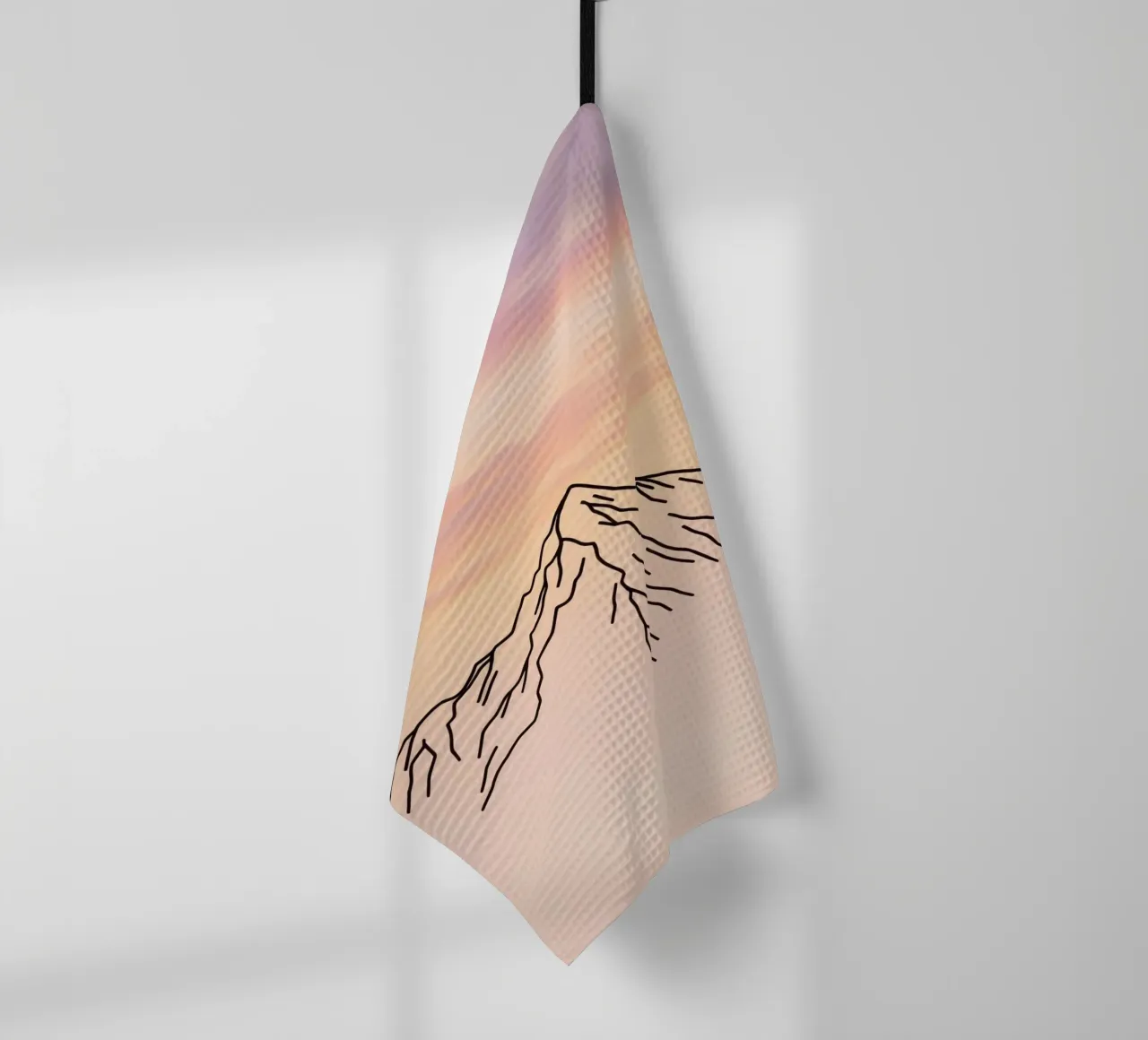 Silhouette di montagna contro un cielo pastello all'alba canovaccio da cucina da DesignDoodle