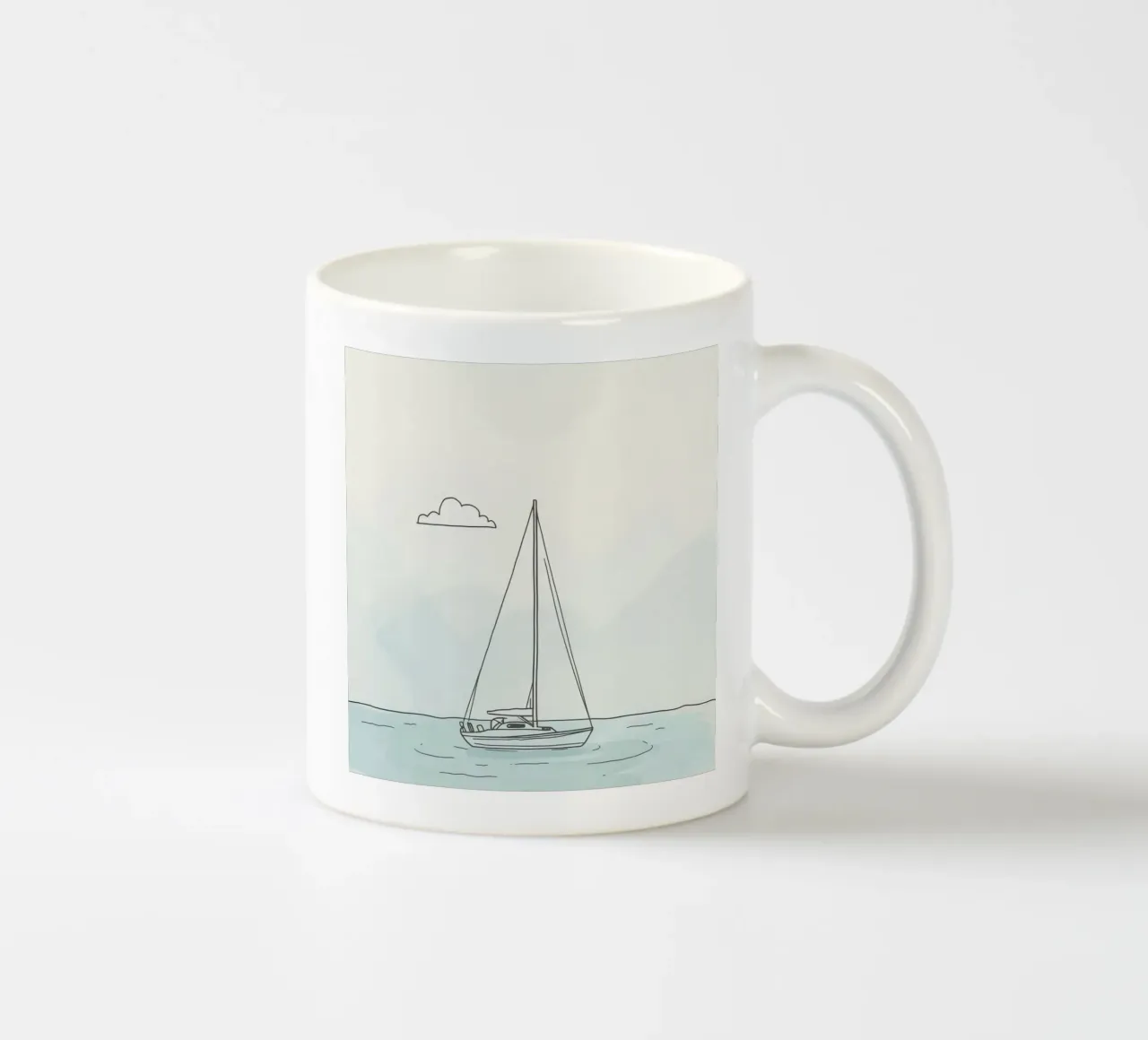 Segelboot treibt auf ruhigem Wasser unter einer leichten Wolke in Keramik Tasse von DesignDoodle