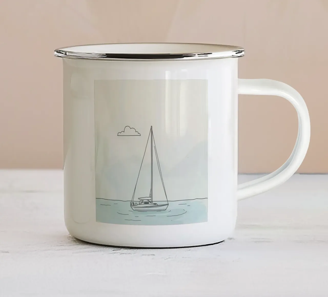 Barca a vela alla deriva su acque tranquille sotto una leggera nuvola in tazza in smalto da DesignDoodle