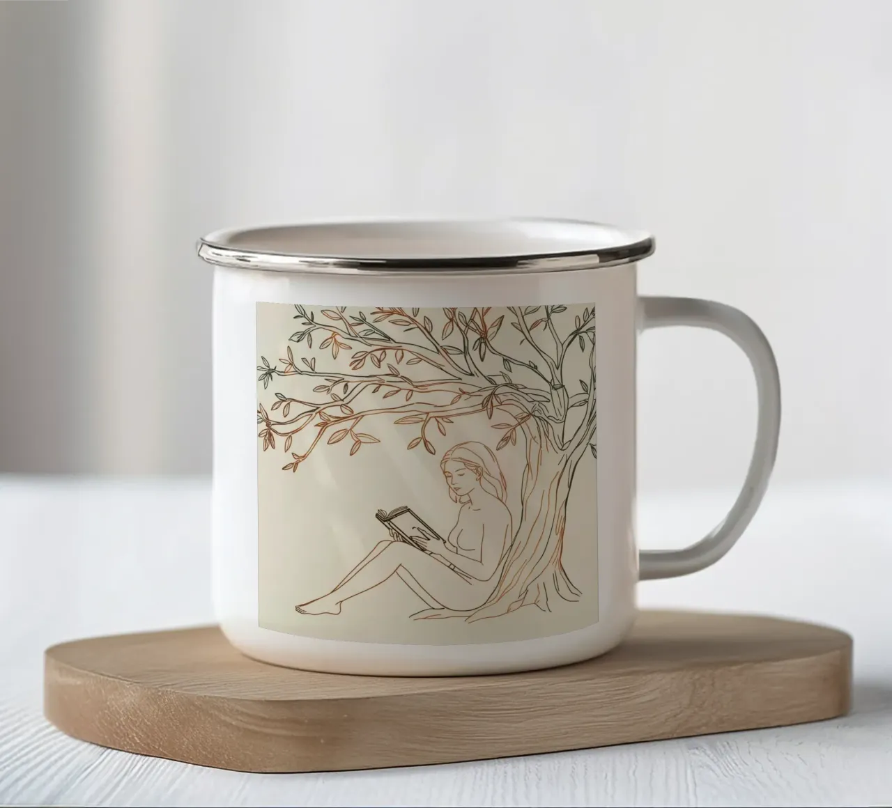Leggere sotto un albero in una giornata di sole con la natura circostante tazza in smalto da DesignDoodle