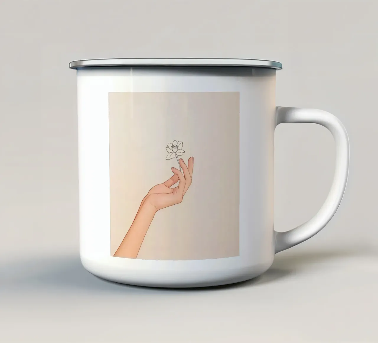 Mano che tiene un fiore delicato su uno sfondo chiaro tazza in smalto da DesignDoodle