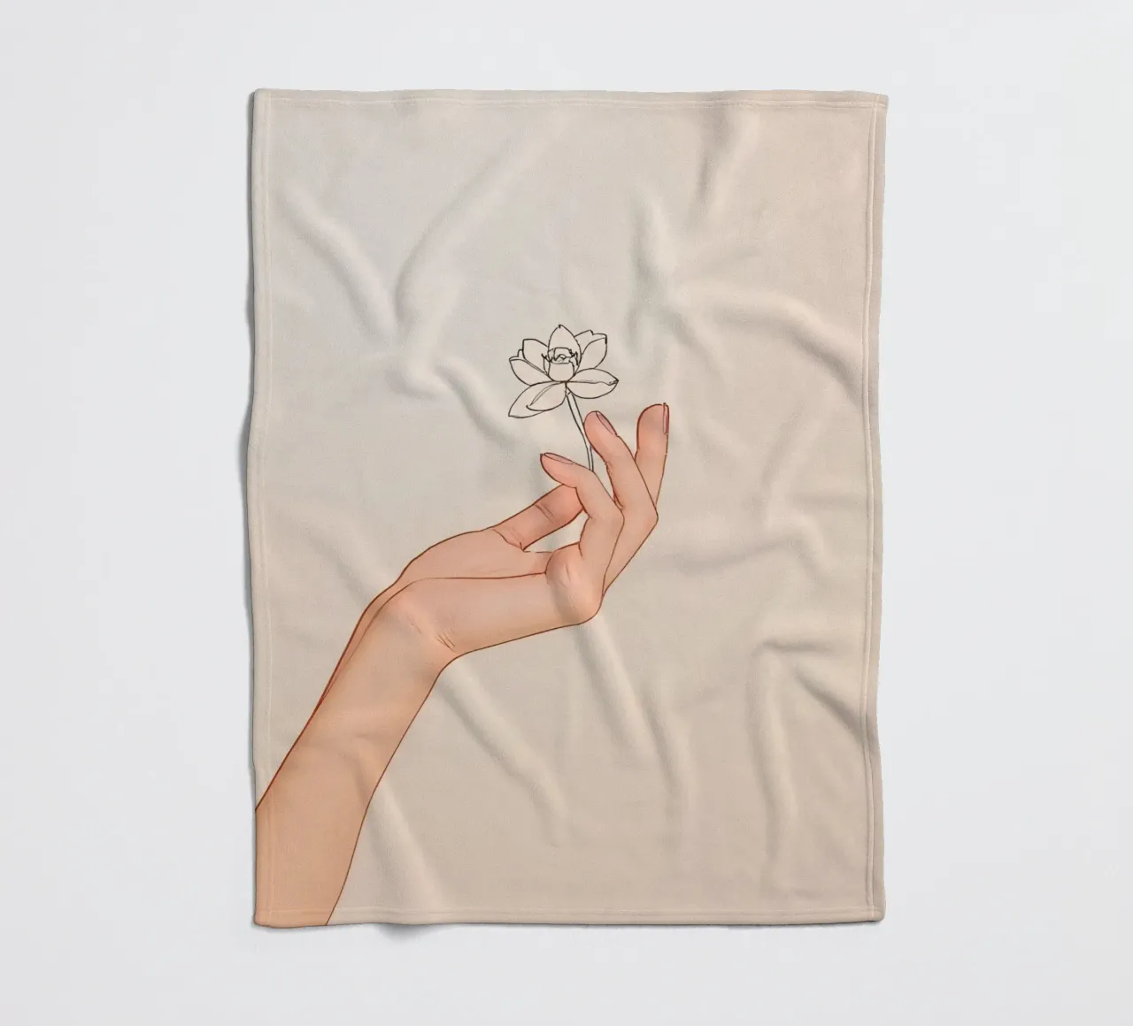 Mano che tiene un fiore delicato su uno sfondo chiaro coperta in pile da DesignDoodle