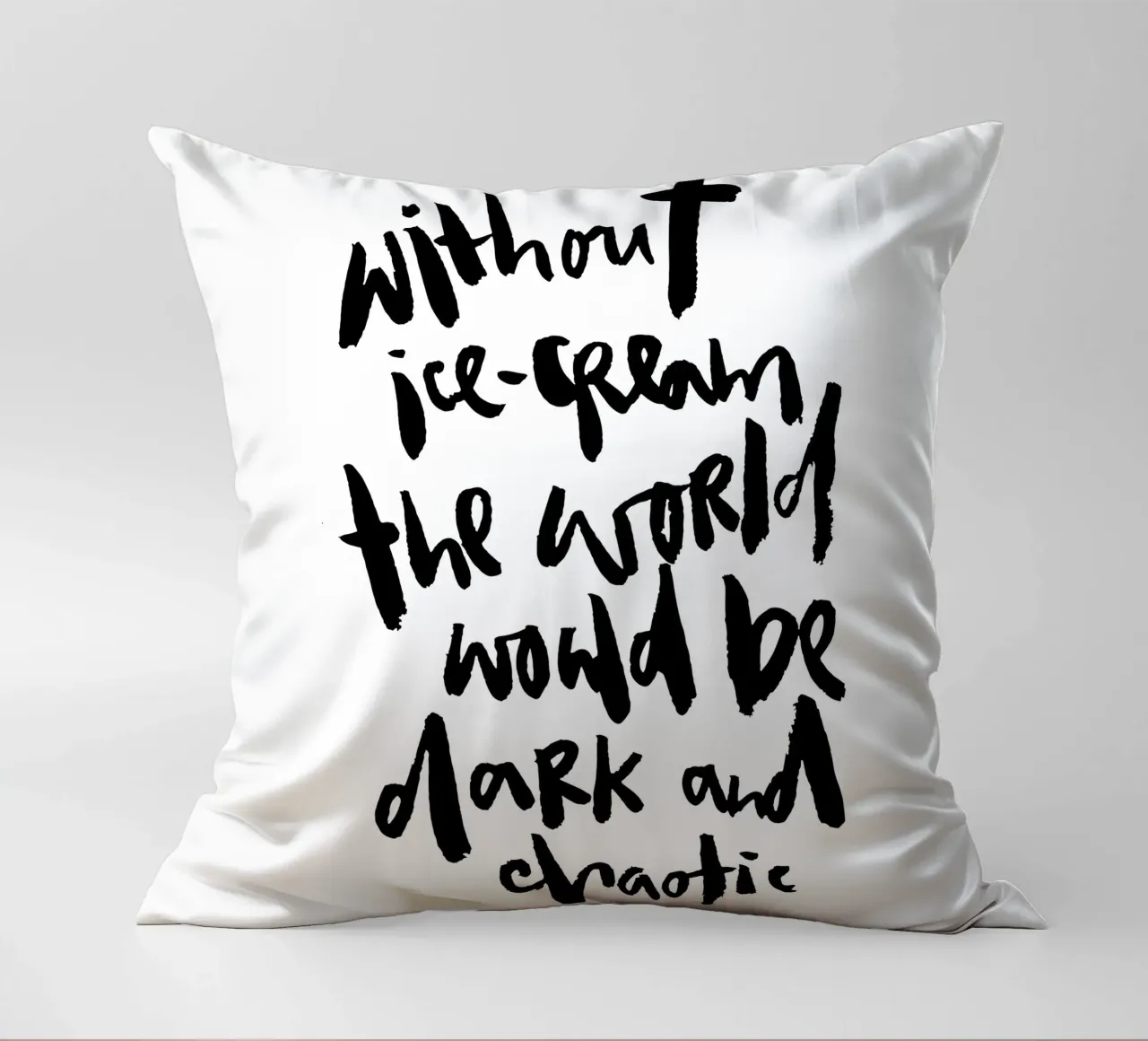 Ice-cream against darkness & chaos cuscino da Brushmeetspaper