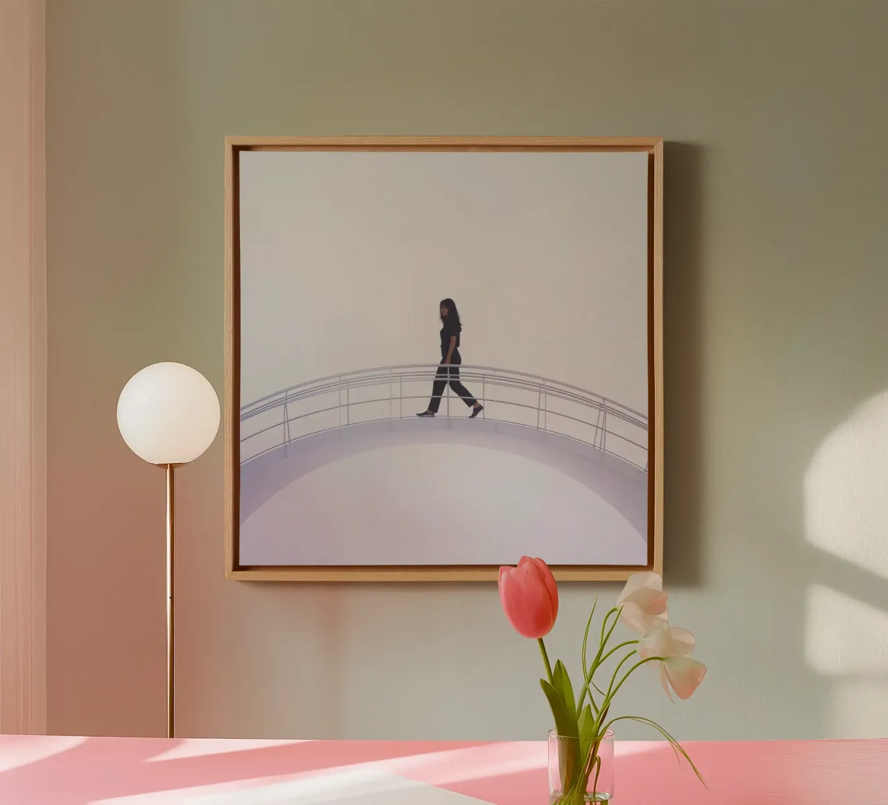 Donna che attraversa un ponte moderno in un'opera d'arte minimalista tela con Cornice a cassetta da DesignDoodle