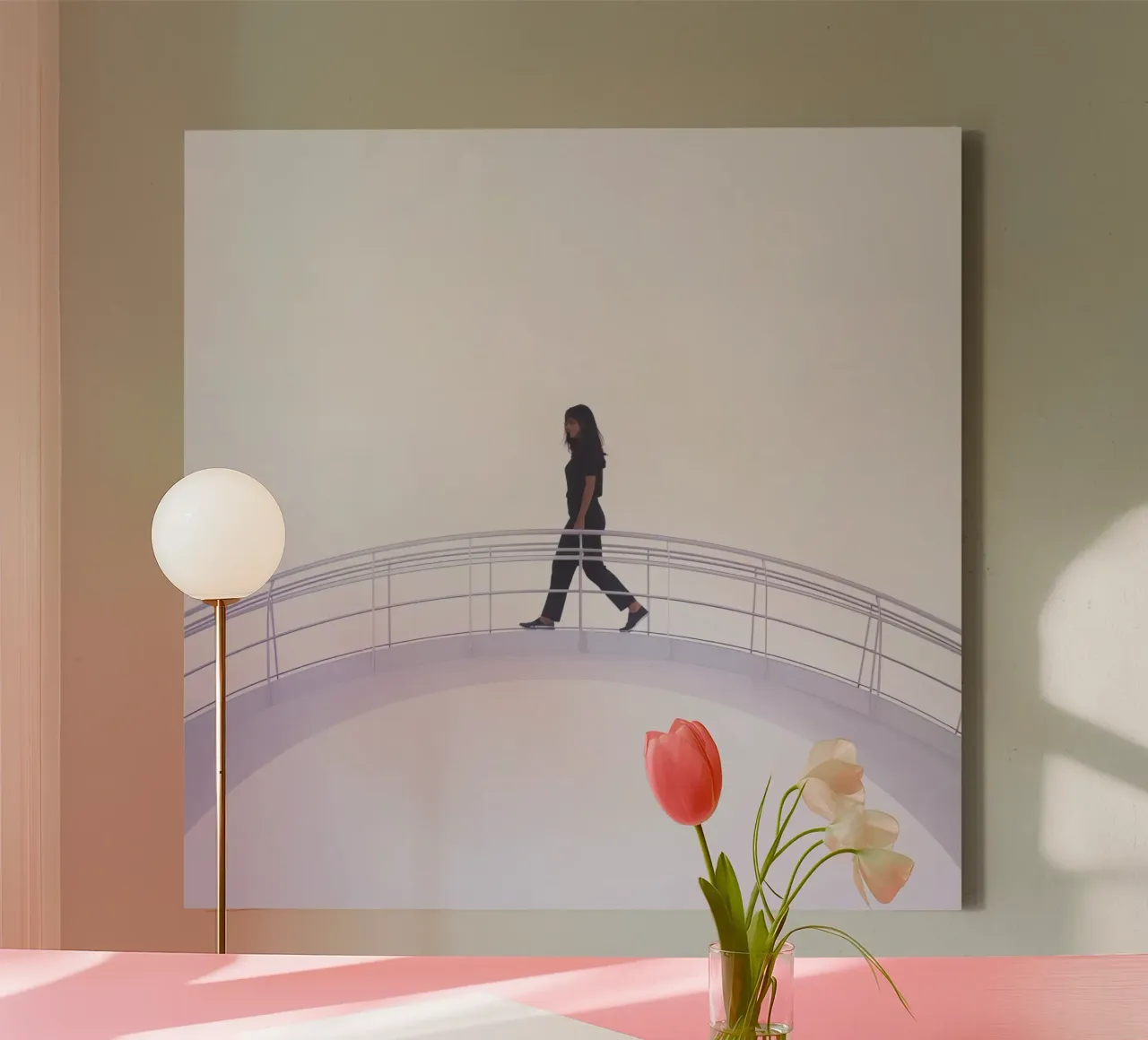 Donna che attraversa un ponte moderno in un'opera d'arte minimalista tela con Cornice a cassetta da DesignDoodle