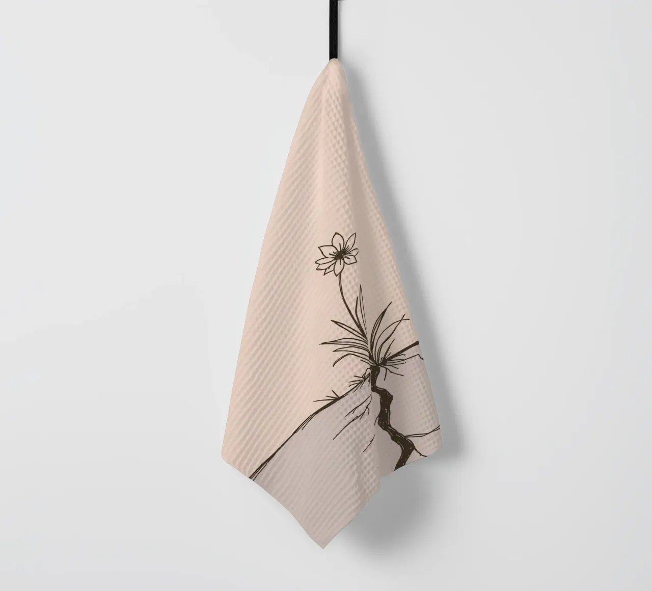 Fleur poussant à travers la terre craquelée dans un paysage désolé torchon de DesignDoodle