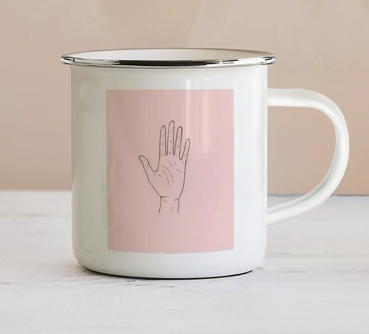 Illustrazione di un gesto della mano su uno sfondo rosa tenue tazza in smalto da DesignDoodle