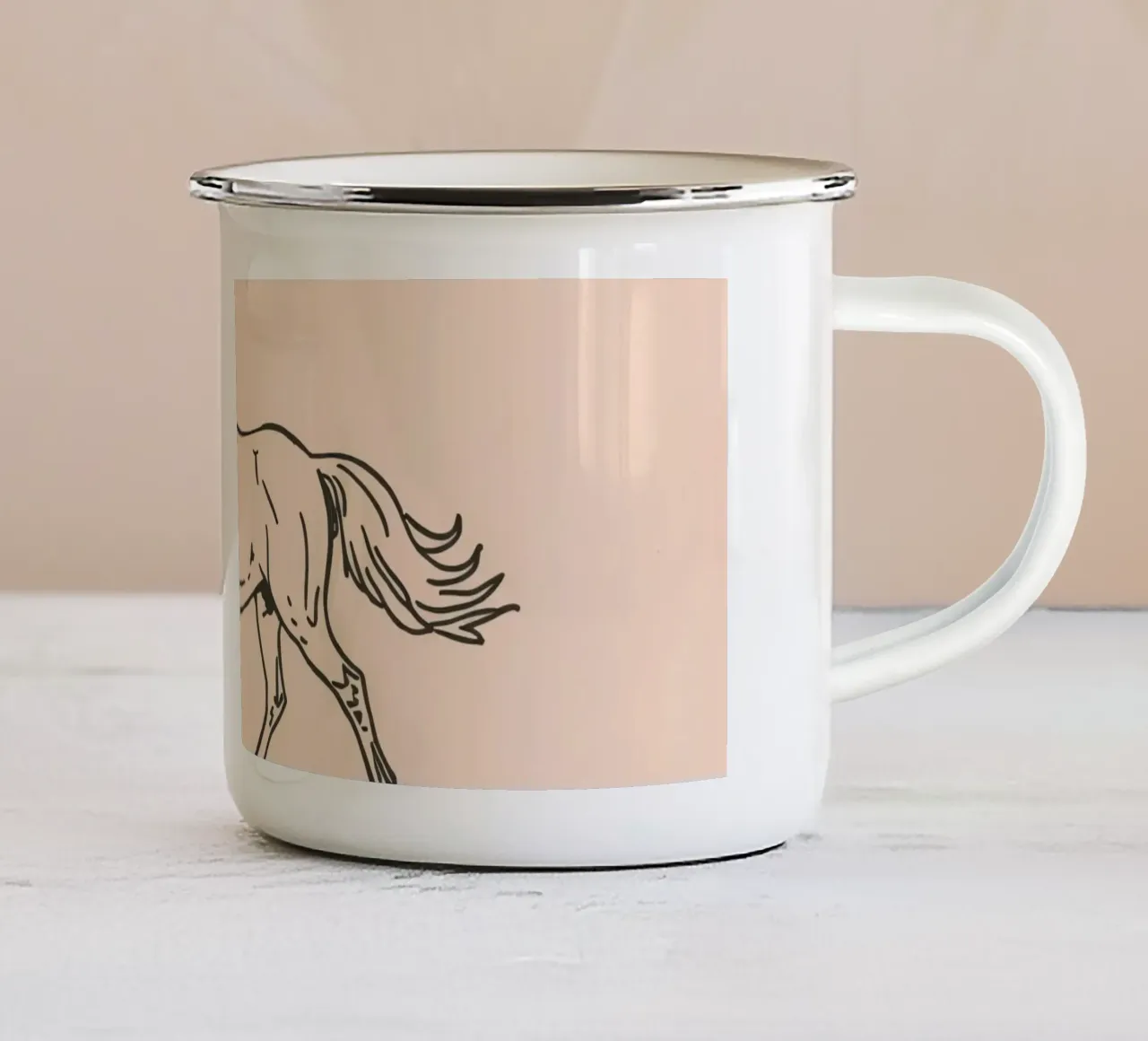 Cavallo che trotta con grazia su uno sfondo pastello tazza in smalto da DesignDoodle
